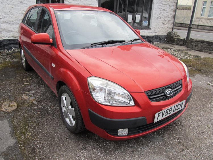 KIA RIO 1.5 CRDI 3 5dr DOOR HATCHBACK IN RED METALLIC